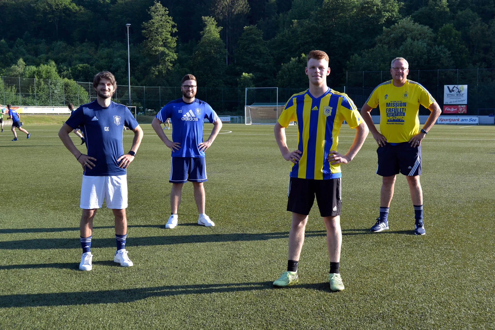 Georgios Xanthoulis, Björn Schumacher und Thorsten Prangenberg freuen sich über die Verpflichtung von Tim Bröcher