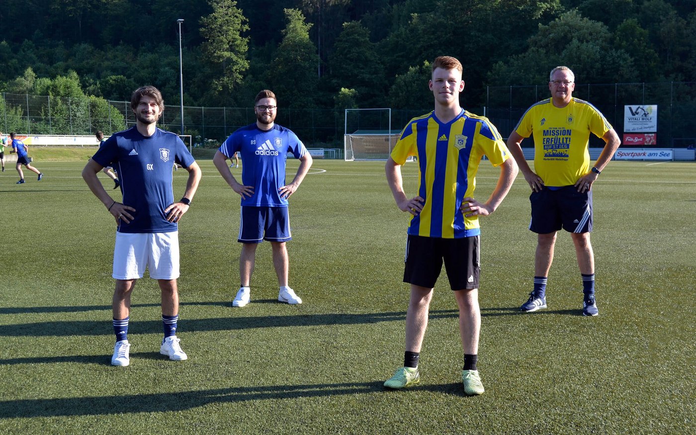 Georgios Xanthoulis, Björn Schumacher und Thorsten Prangenberg freuen sich über die Verpflichtung von Tim Bröcher
