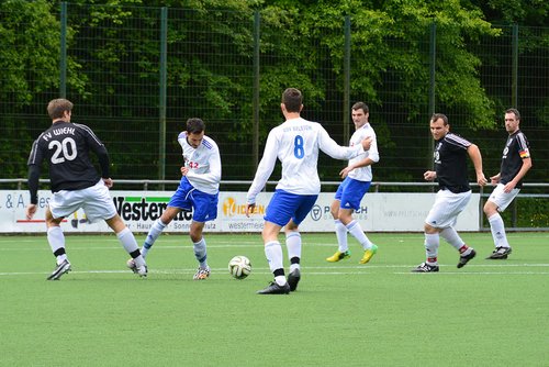 Intensives Duell: Karim Lange klärt vor dem einschussbereiten Marvin Chromov