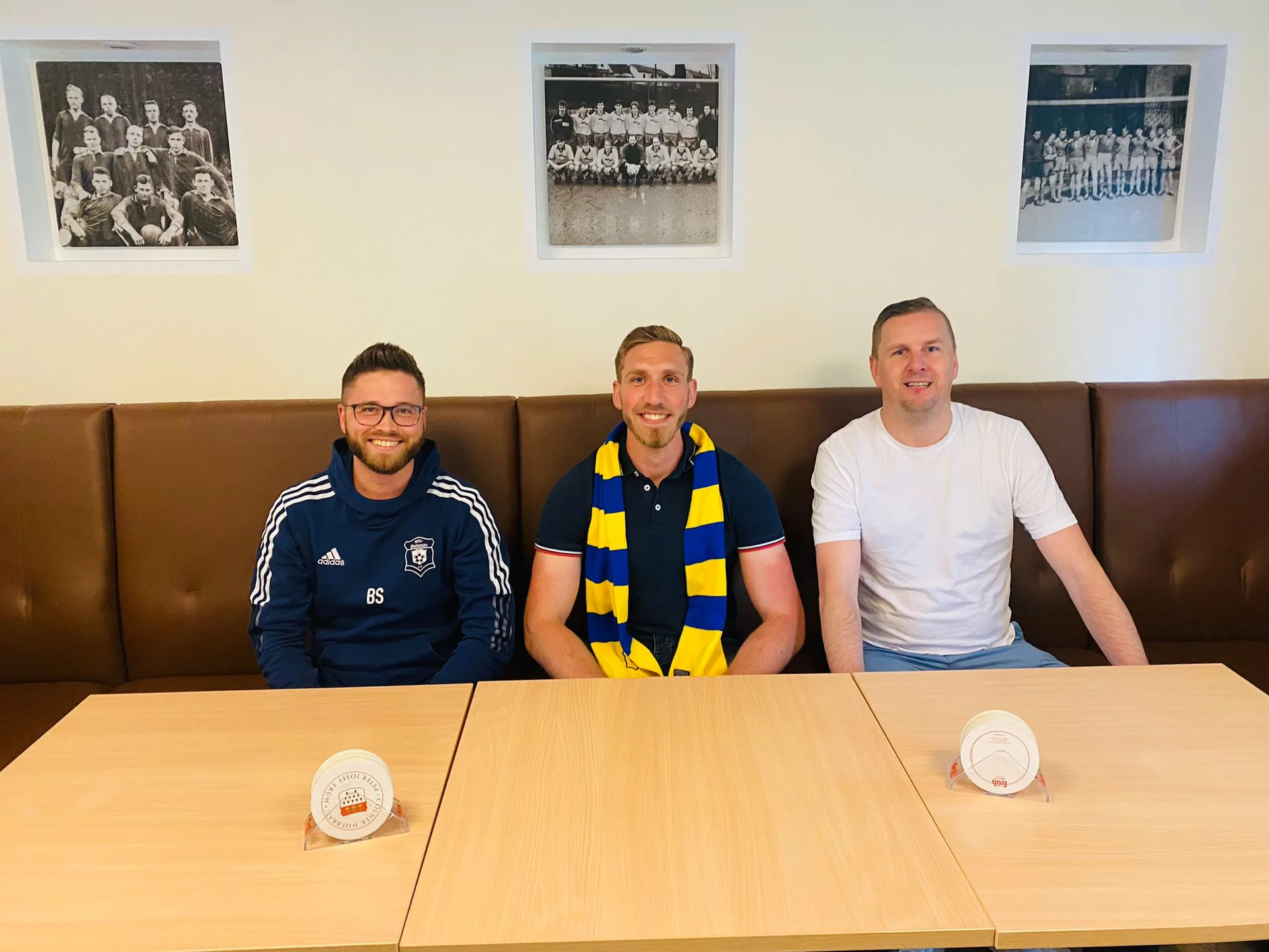 Björn Schumacher (links) und Sven Reuber (rechts) freuen sich über den Neuzugang aus Wiehl