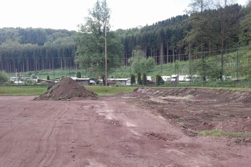 Nur noch der Fußweg ist erhaben: die Grasflache hinter dem Tor wurde abgetragen Nur noch der Fußweg ist erhaben: die Grasflache hinter dem Tor wurde abgetragen