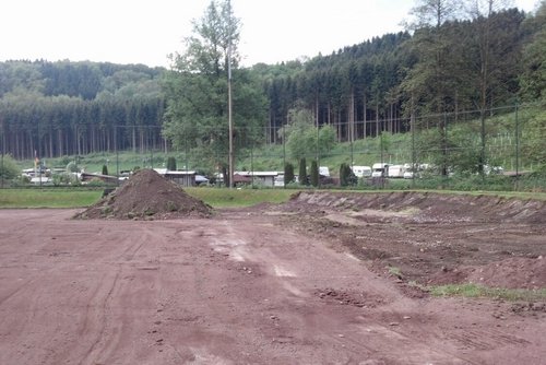 Nur noch der Fußweg ist erhaben: die Grasflache hinter dem Tor wurde abgetragen Nur noch der Fußweg ist erhaben: die Grasflache hinter dem Tor wurde abgetragen