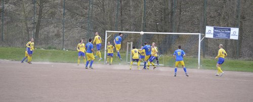 Kevin Müller steigt nach einer Ecke zum Kopfball