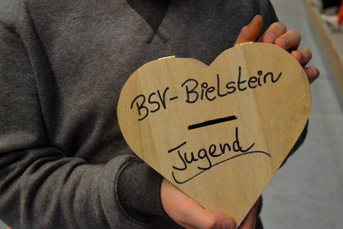 Mit einer herzförmigen Box gingen einige Bielsteiner Jungs herum, um Spenden für die Jugendabteilung des BSV Bielstein zu sammeln Mit einer herzförmigen Box gingen einige Bielsteiner Jungs herum, um Spenden für die Jugendabteilung des BSV Bielstein zu sammeln