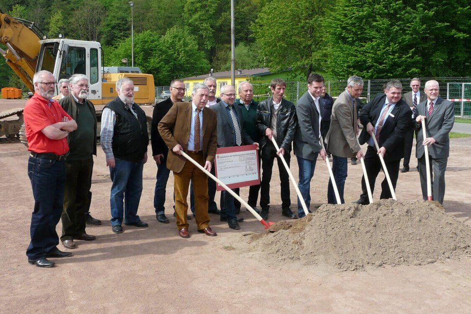 Bitte lächeln: die Vertreter posieren für das Gruppenfoto vom Spatenstich der neuen Dr. Kind Arena Bitte lächeln: die Vertreter posieren für das Gruppenfoto vom Spatenstich der neuen Dr. Kind Arena