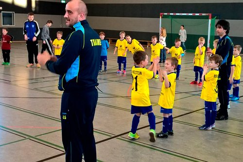 Aufstellen in Reih und Glied: die Kids beim Aufwärmen
