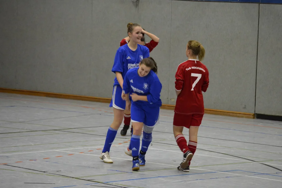 Jacqueline Holtz beglückwünscht Annalena Müllenmeister zu ihrem Tor Jacqueline Holtz beglückwünscht Annalena Müllenmeister zu ihrem Tor