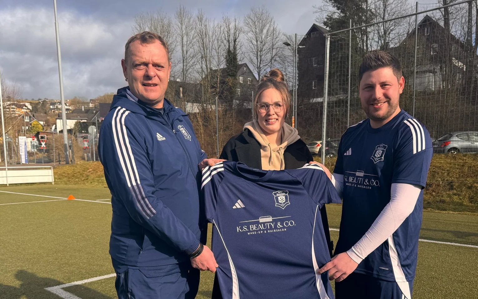 Trainer Jojo Liebenau (links) und Co-Trainer Marco Brachetti bedanken sich bei Inhaberin Kerstin Scheldt für das Trikot-Sponsoring Trainer Jojo Liebenau, Kerstin Scheldt und Co-Trainer Marco Brachetti (v.l.)
