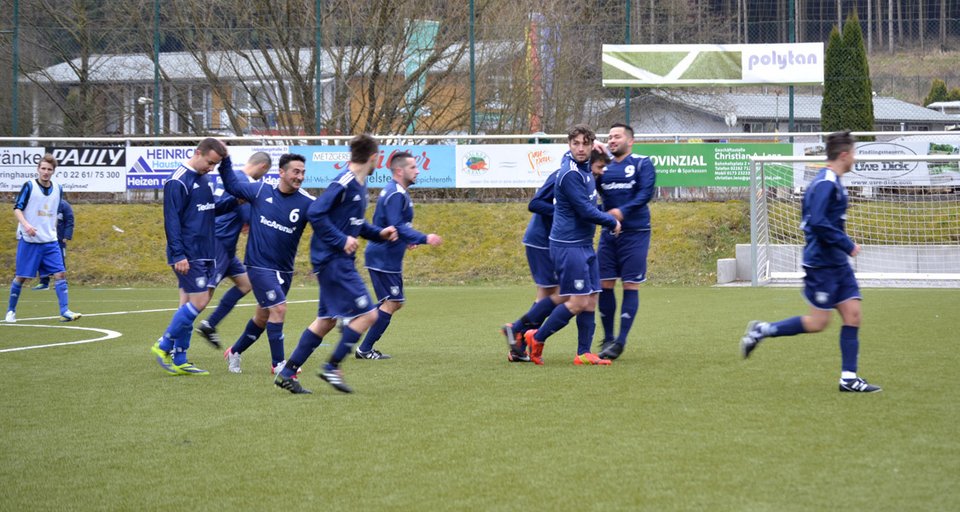 Tor für Untereschbach - die Spieler freut's