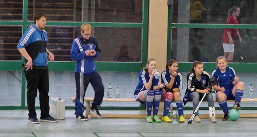 Der eine gab Anweisungen, während der andere die Zeit stoppte: weil die Uhren in der Halle defekt waren, musste Benjamin Gries als Zeitstopper agieren
