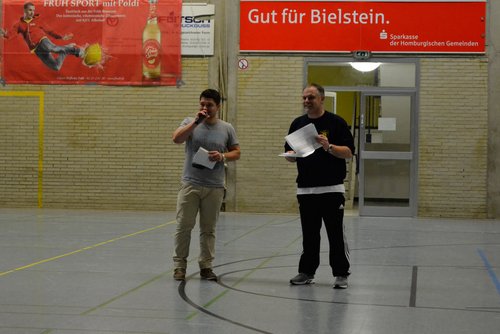 Fröhliche Turnierorganisatoren: Christopher Pethe und Frank Mohring ehrten die Sieger