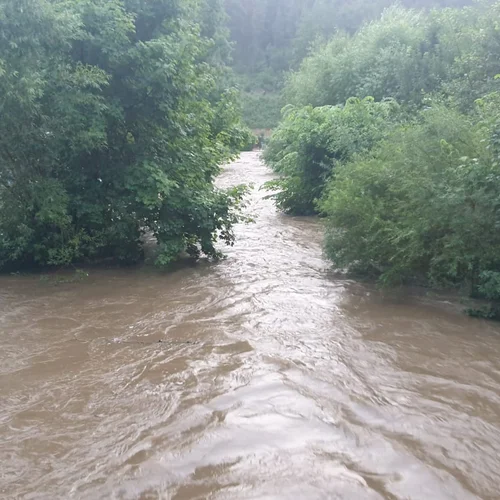 Glück gehabt: Anders als noch 2001 wurden wir von dem extremen Hochwasser der Wiehl dieses Mal verschont - anders als unsere Nachbarn vom Campingplatz, die von der Feuerwehr evakuiert werden mussten