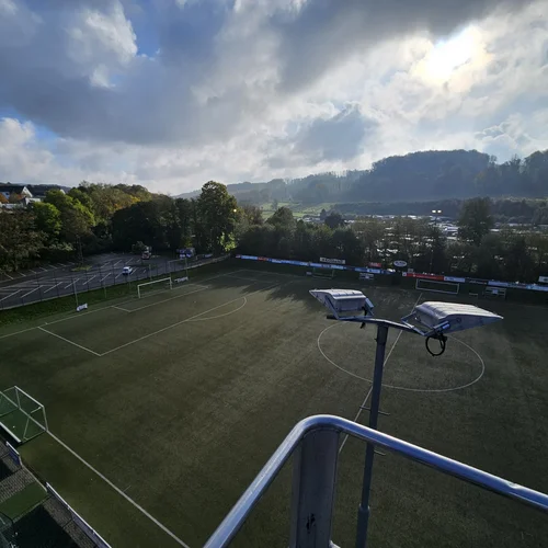Sportplatzromantik: Heute Morgen wurde das Flutlicht in der Dr. Kind Arena repariert - mit dabei war auch eine Kamera, die den schönen Ausblick für uns festgehalten hat