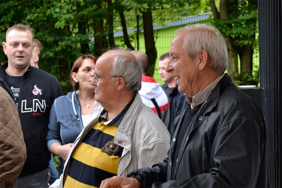 Burkhardt Klein war für den Empfang der VIP-Gäste im Vereinshaus verantwortlich und kümmert sich hier um das Wohlergehen von Hans-Gerd Dreibholz Burkhardt Klein war für den Empfang der VIP-Gäste im Vereinshaus verantwortlich und kümmert sich hier um das Wohlergehen von Hans-Gerd Dreibholz